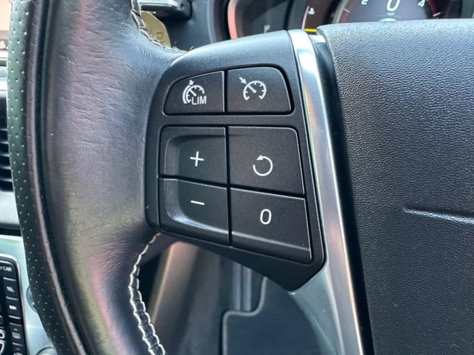 2025 Volvo V40