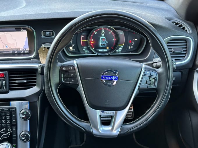 2025 Volvo V40