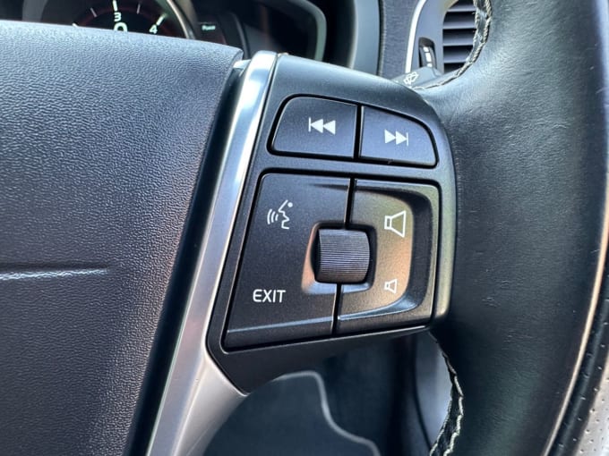 2025 Volvo V40