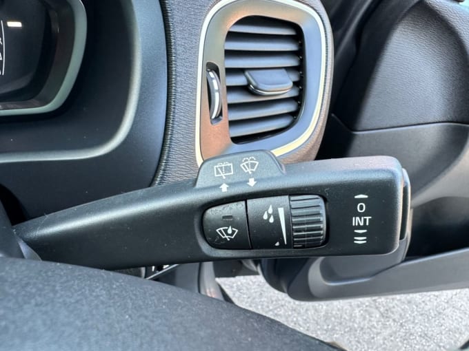 2025 Volvo V40