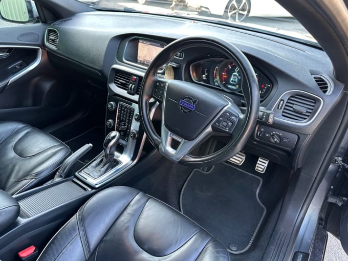 2025 Volvo V40