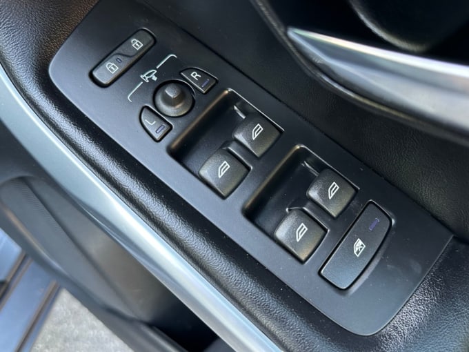2025 Volvo V40