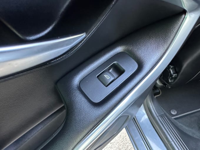 2025 Volvo V40