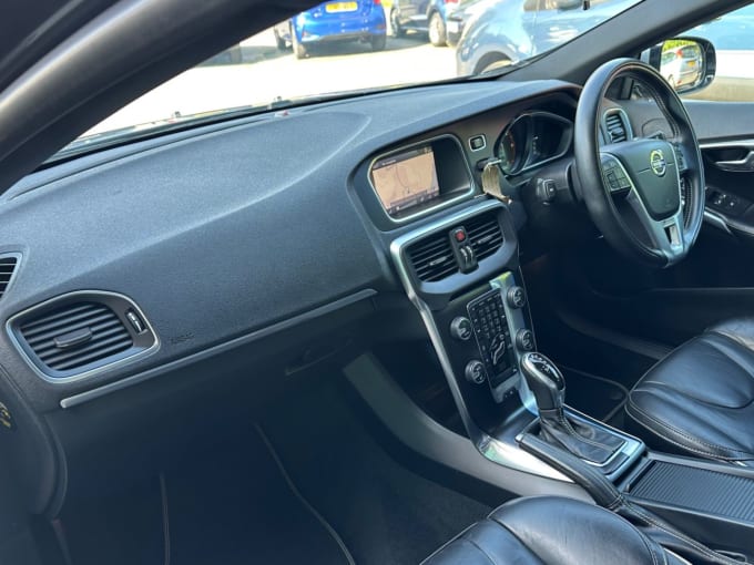 2025 Volvo V40