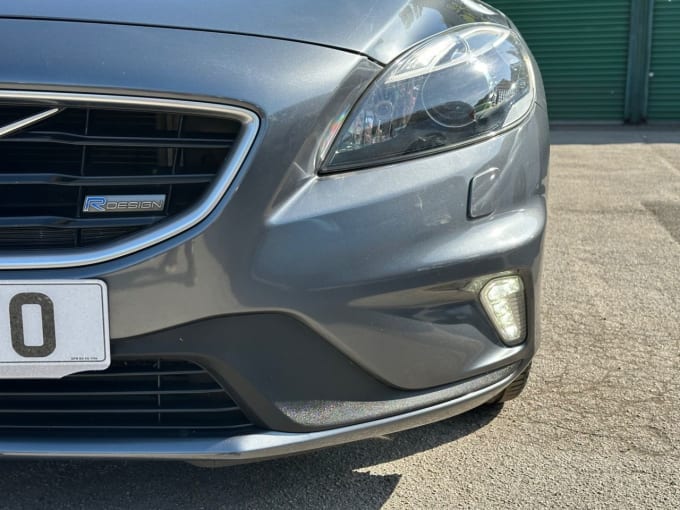 2025 Volvo V40