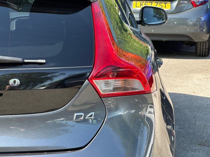 2025 Volvo V40