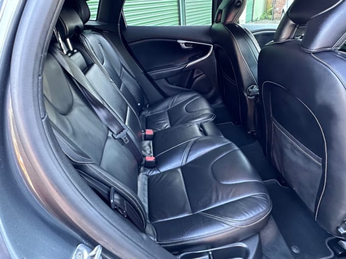 2025 Volvo V40