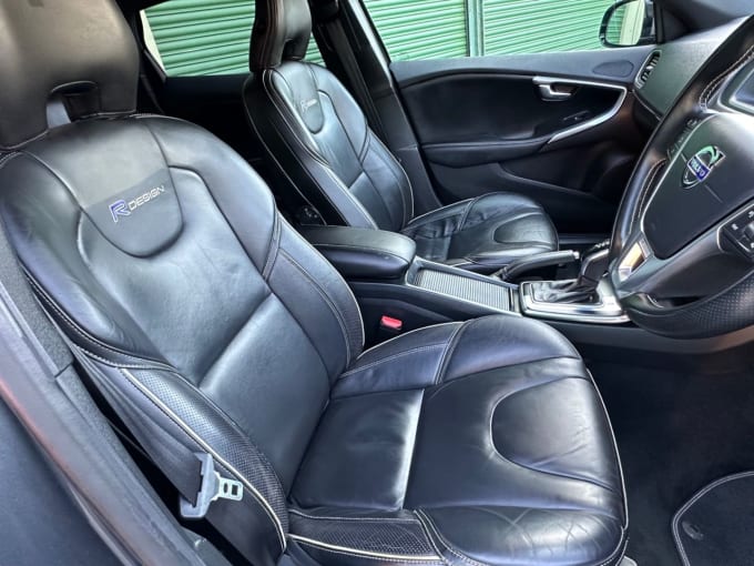 2025 Volvo V40