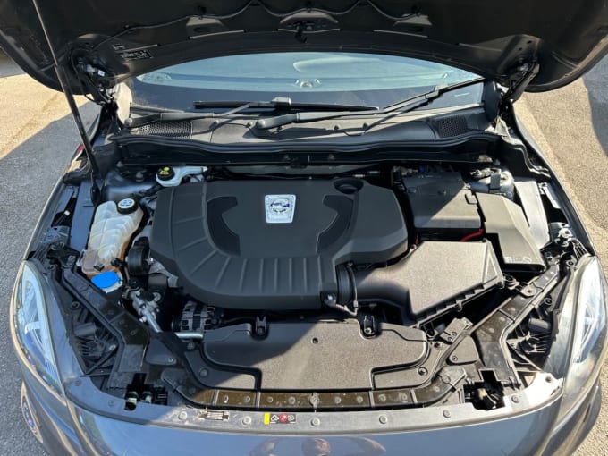 2025 Volvo V40