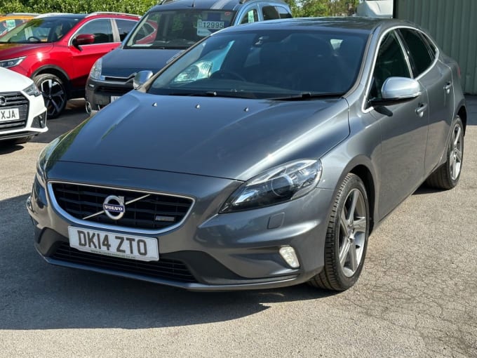 2025 Volvo V40