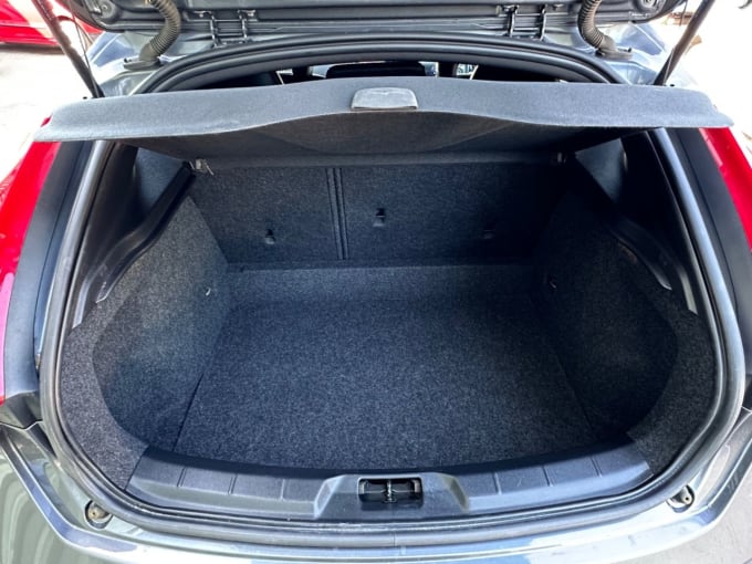 2025 Volvo V40