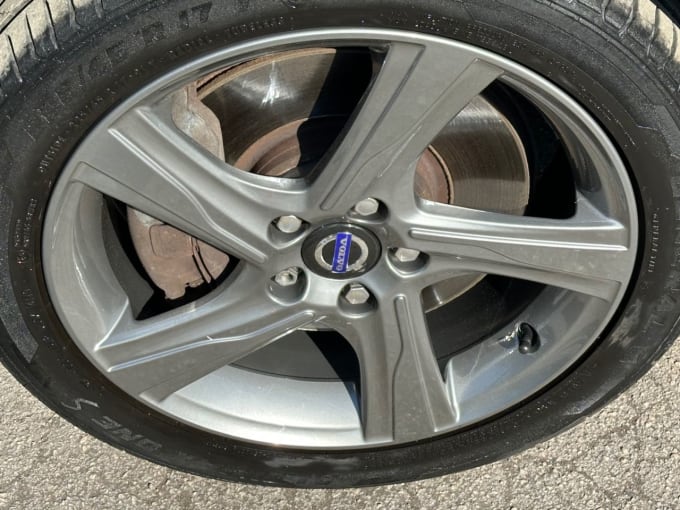 2025 Volvo V40