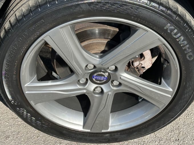 2025 Volvo V40