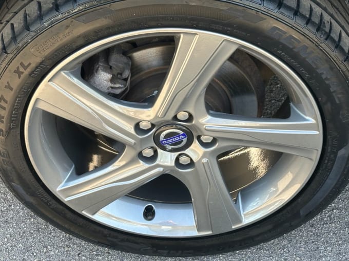 2025 Volvo V40