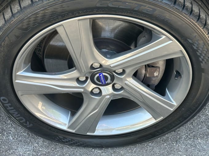 2025 Volvo V40