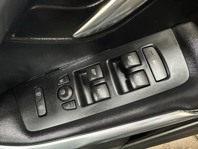 2025 Volvo V40