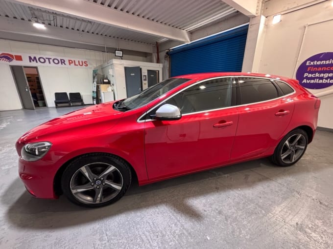 2025 Volvo V40