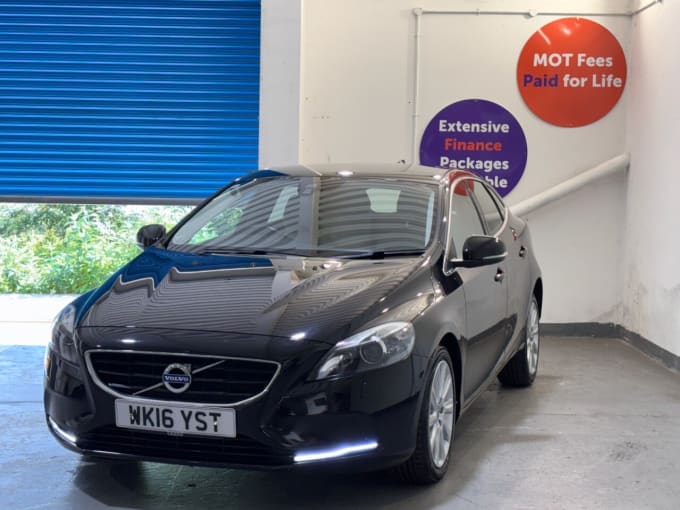 2025 Volvo V40