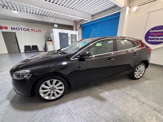 2025 Volvo V40
