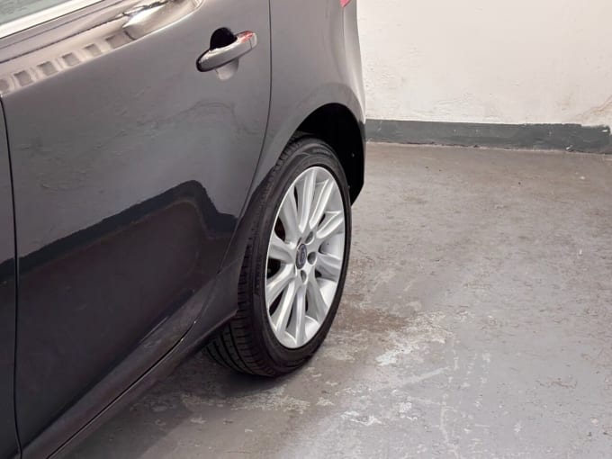 2025 Volvo V40