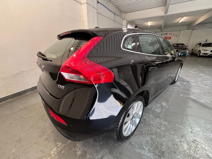 2025 Volvo V40