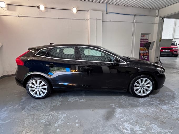 2025 Volvo V40