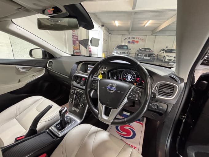 2025 Volvo V40