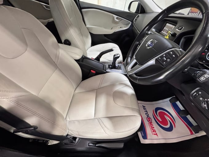 2025 Volvo V40