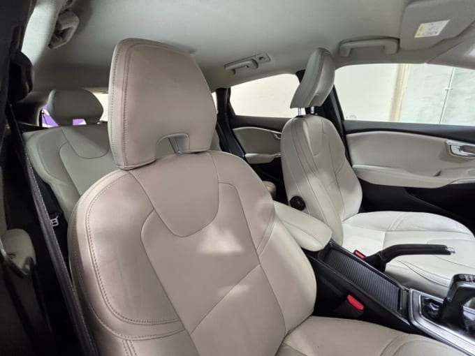2025 Volvo V40
