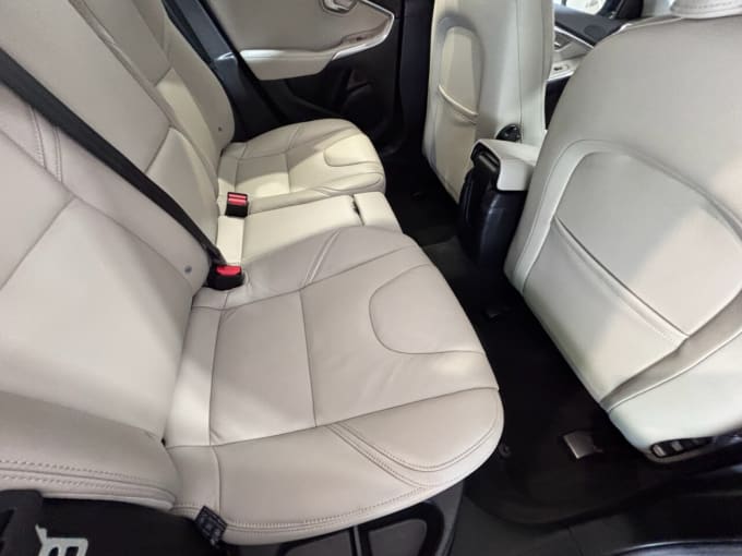 2025 Volvo V40