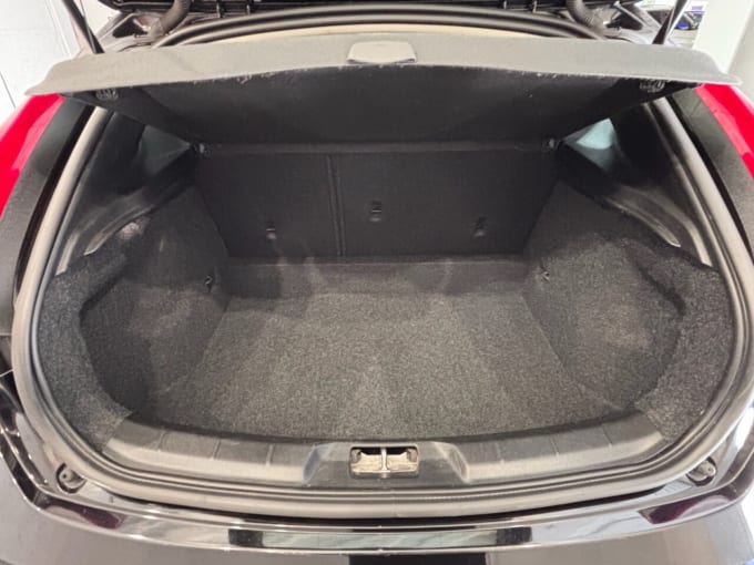 2025 Volvo V40
