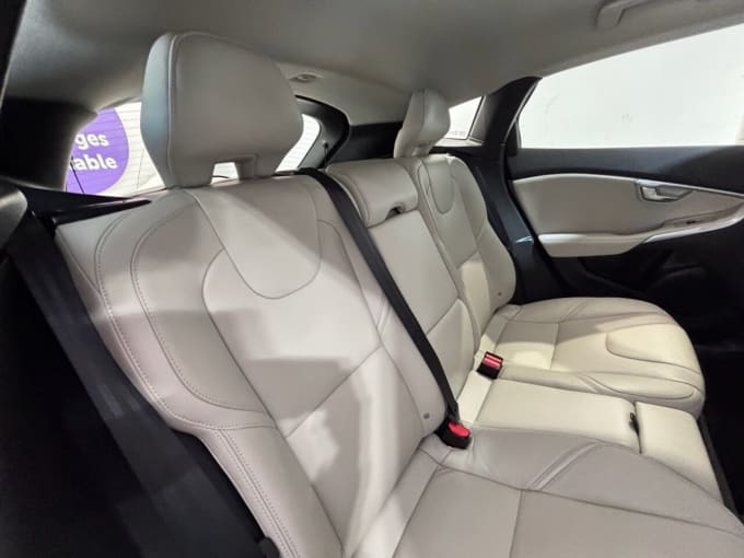 2025 Volvo V40