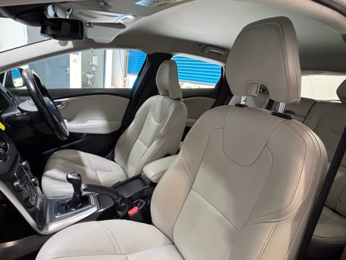 2025 Volvo V40