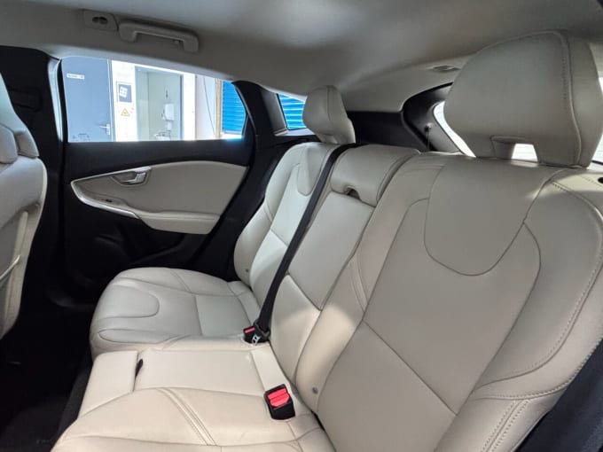 2025 Volvo V40