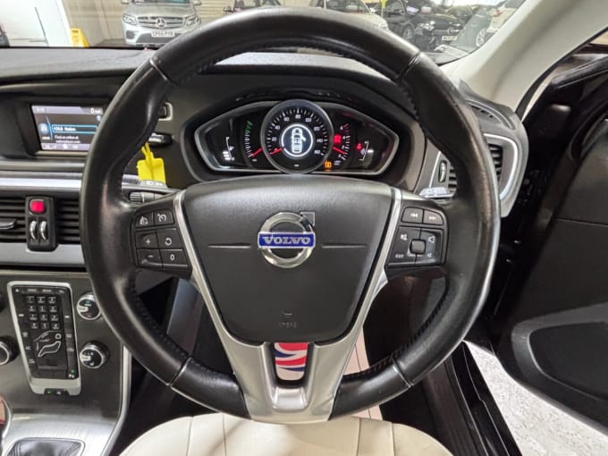 2025 Volvo V40
