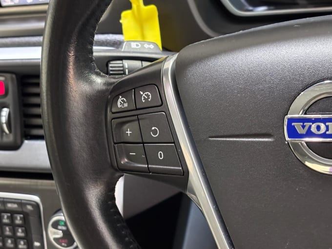 2025 Volvo V40