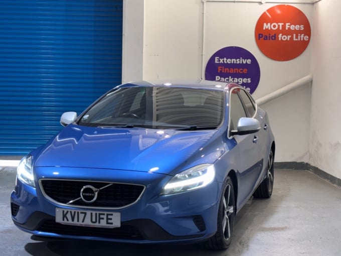 2025 Volvo V40