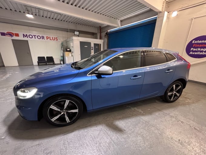 2025 Volvo V40