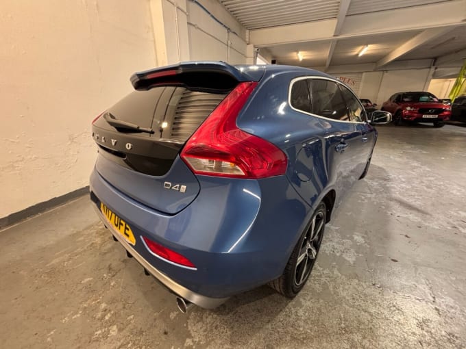 2025 Volvo V40