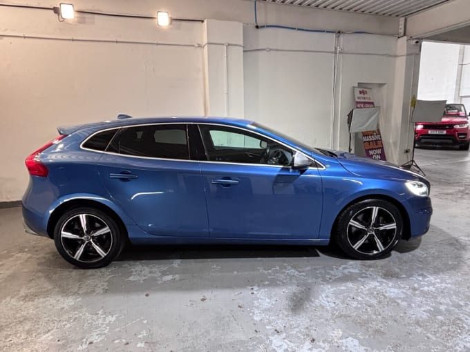 2025 Volvo V40