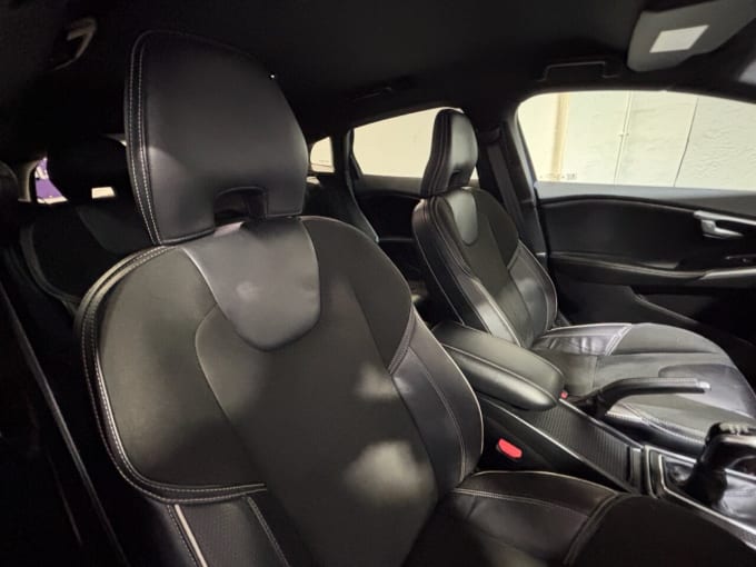 2025 Volvo V40