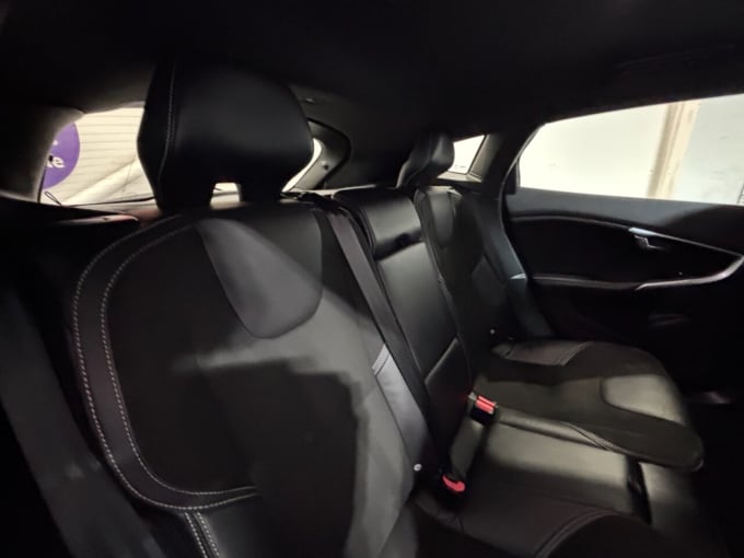 2025 Volvo V40