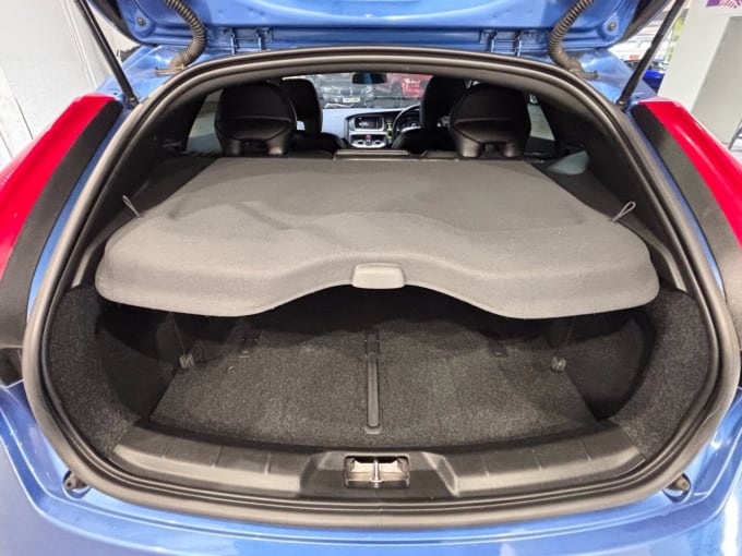 2025 Volvo V40