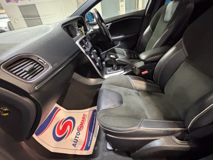 2025 Volvo V40