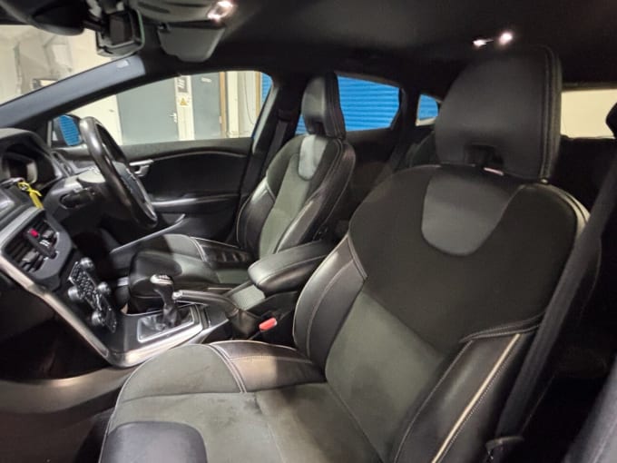 2025 Volvo V40