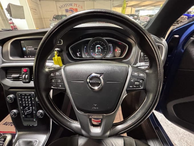 2025 Volvo V40