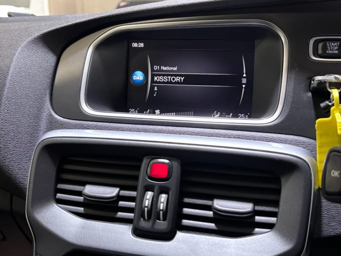 2025 Volvo V40