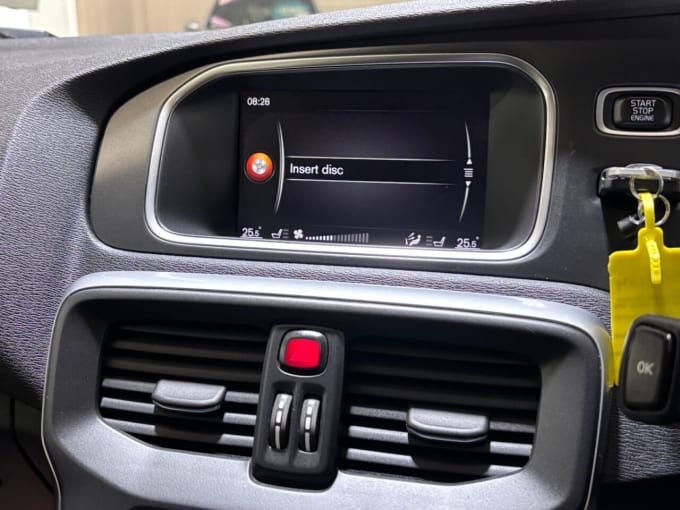 2025 Volvo V40