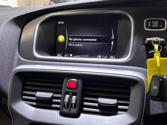 2025 Volvo V40