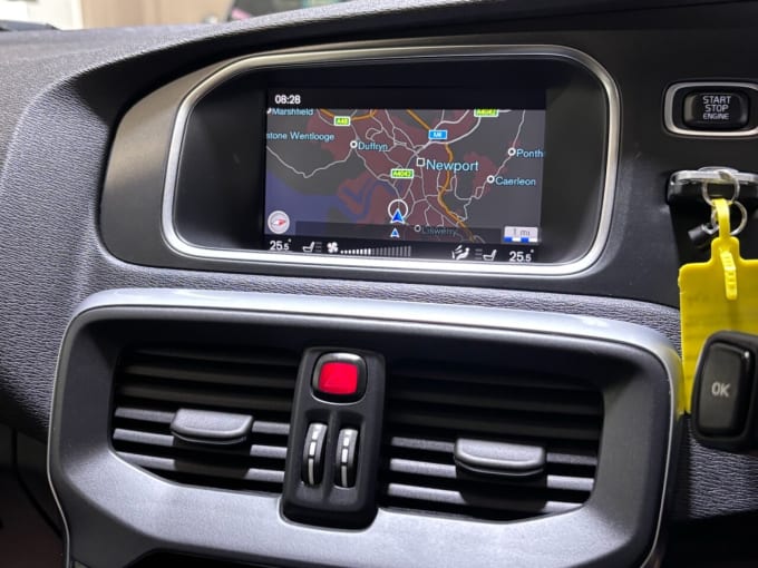 2025 Volvo V40